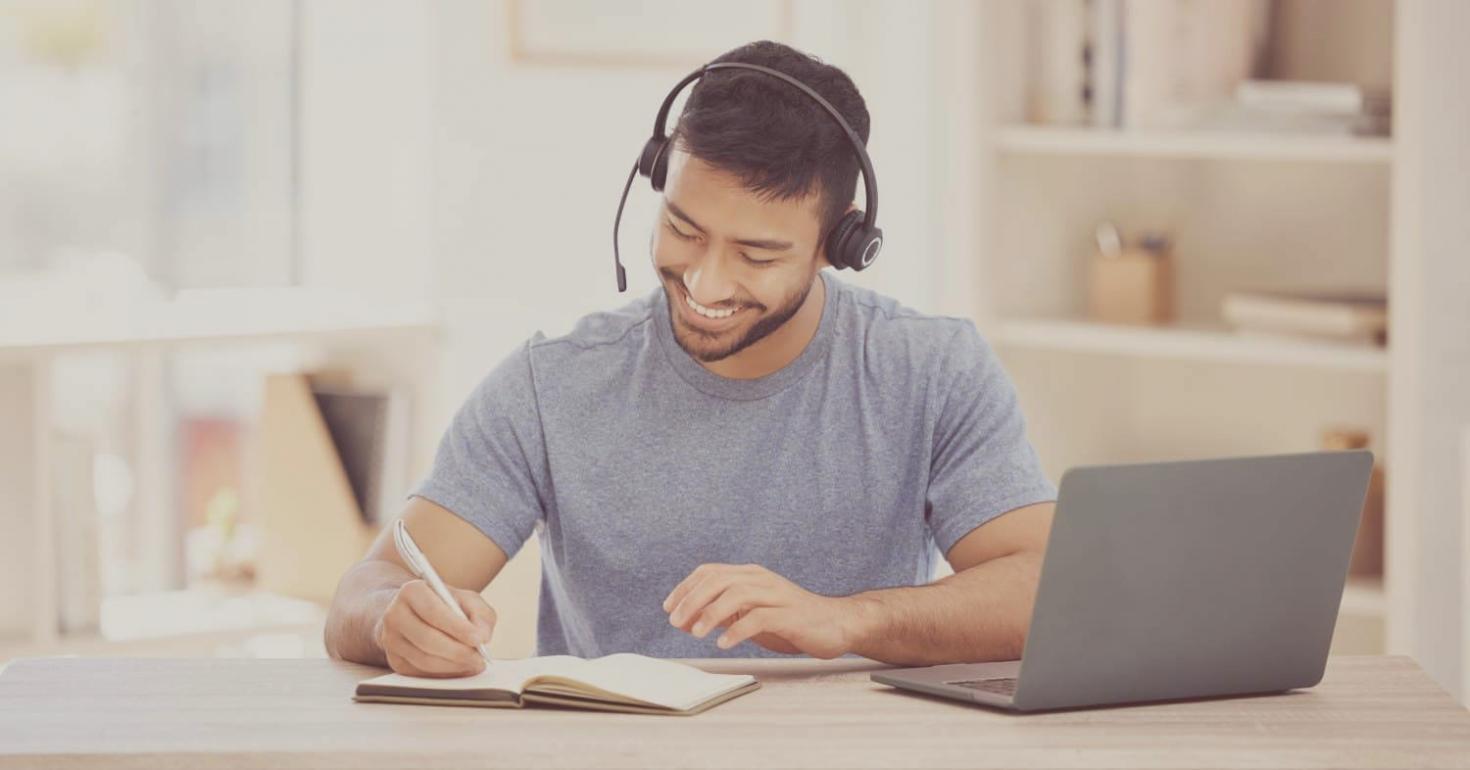 Человек работает с финансовыми документами в спокойной обстановке